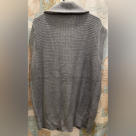 Samantha’s Style Shop Women’s Gray Lg Knit Crochet Oversized Sleeveless Collared - Picture 4 of 9